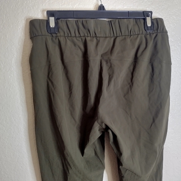 Lululemon On The Fly Crop 23" Dark Olive Sz 8 - Picture 6 of 9